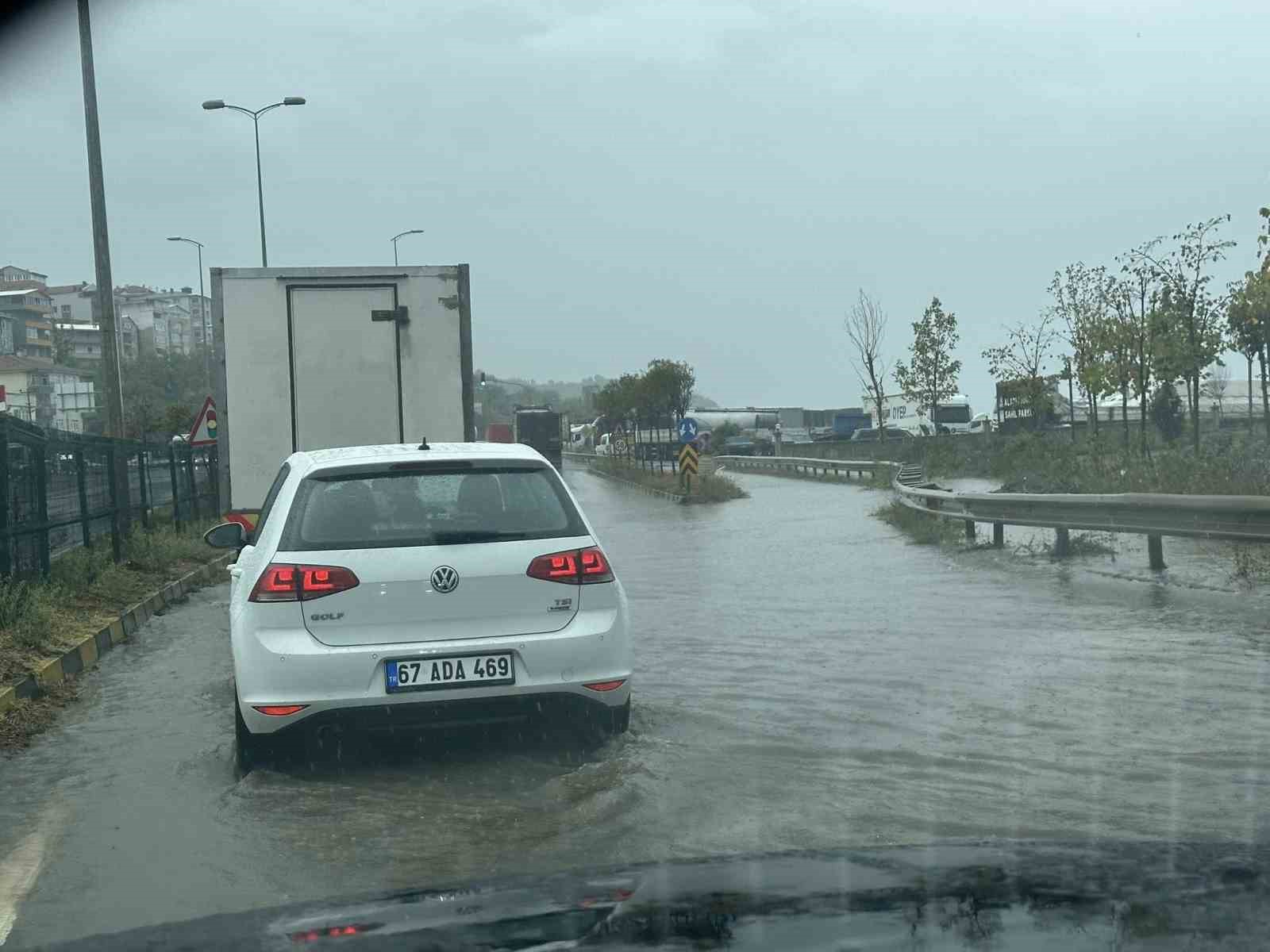 Zonguldak&rsquo;ta şiddetli yağış ulaşımı aksattı
