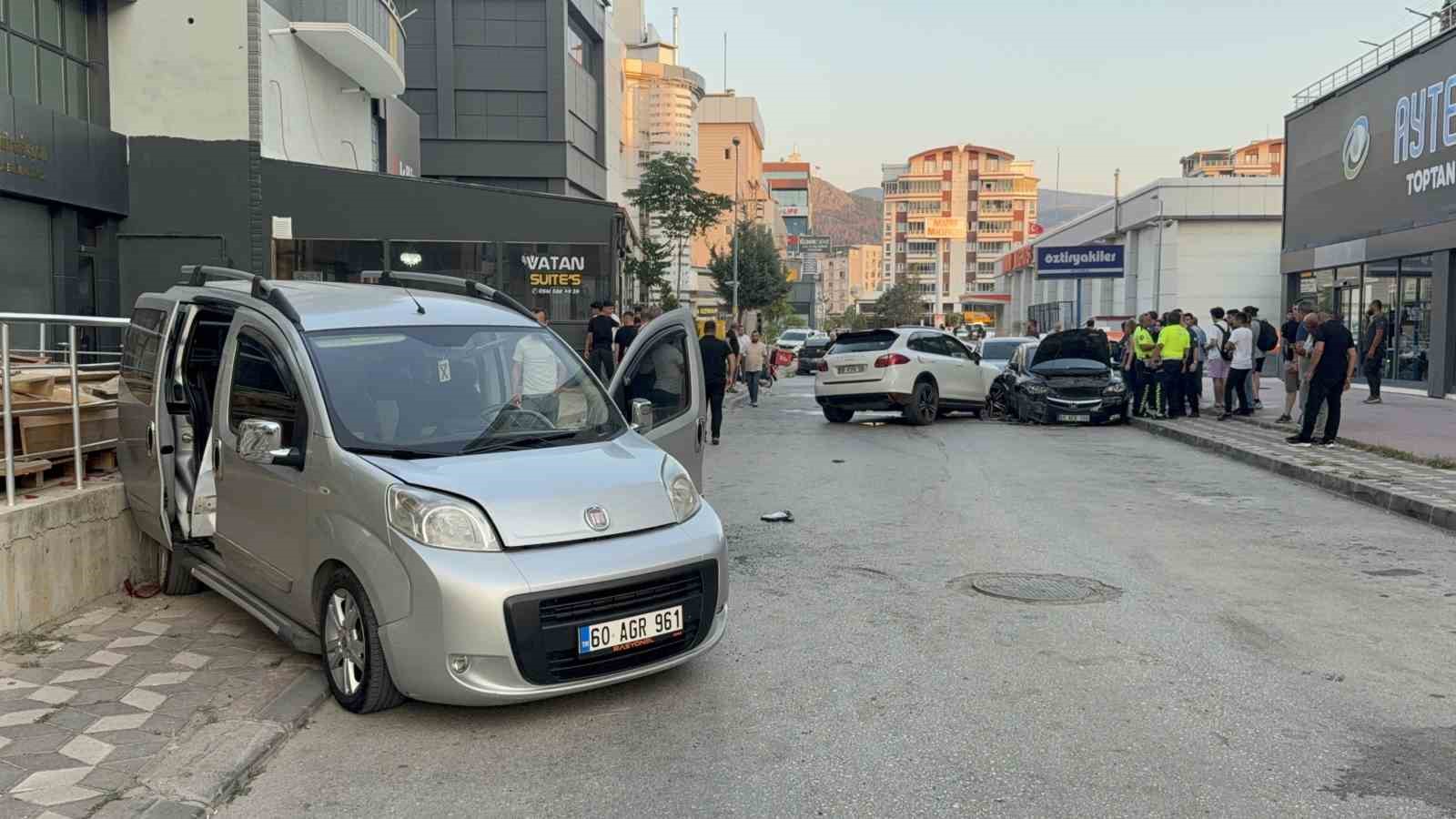 Panelvan ile çarpışan Porsche’nin tekeri koptu
