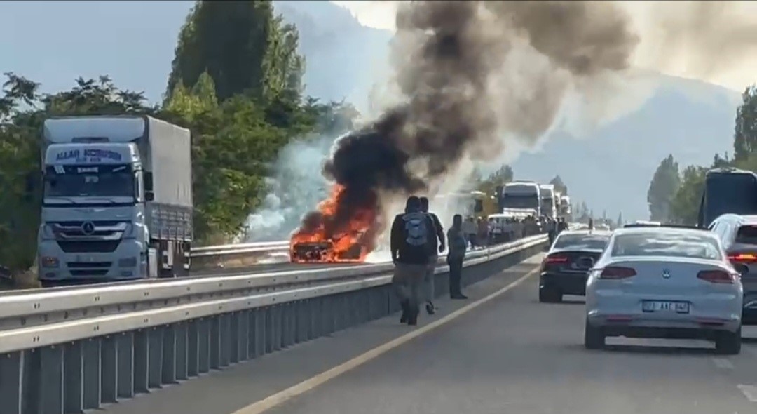 Elazığ&rsquo;da seyir halindeki otomobil alev aldı
