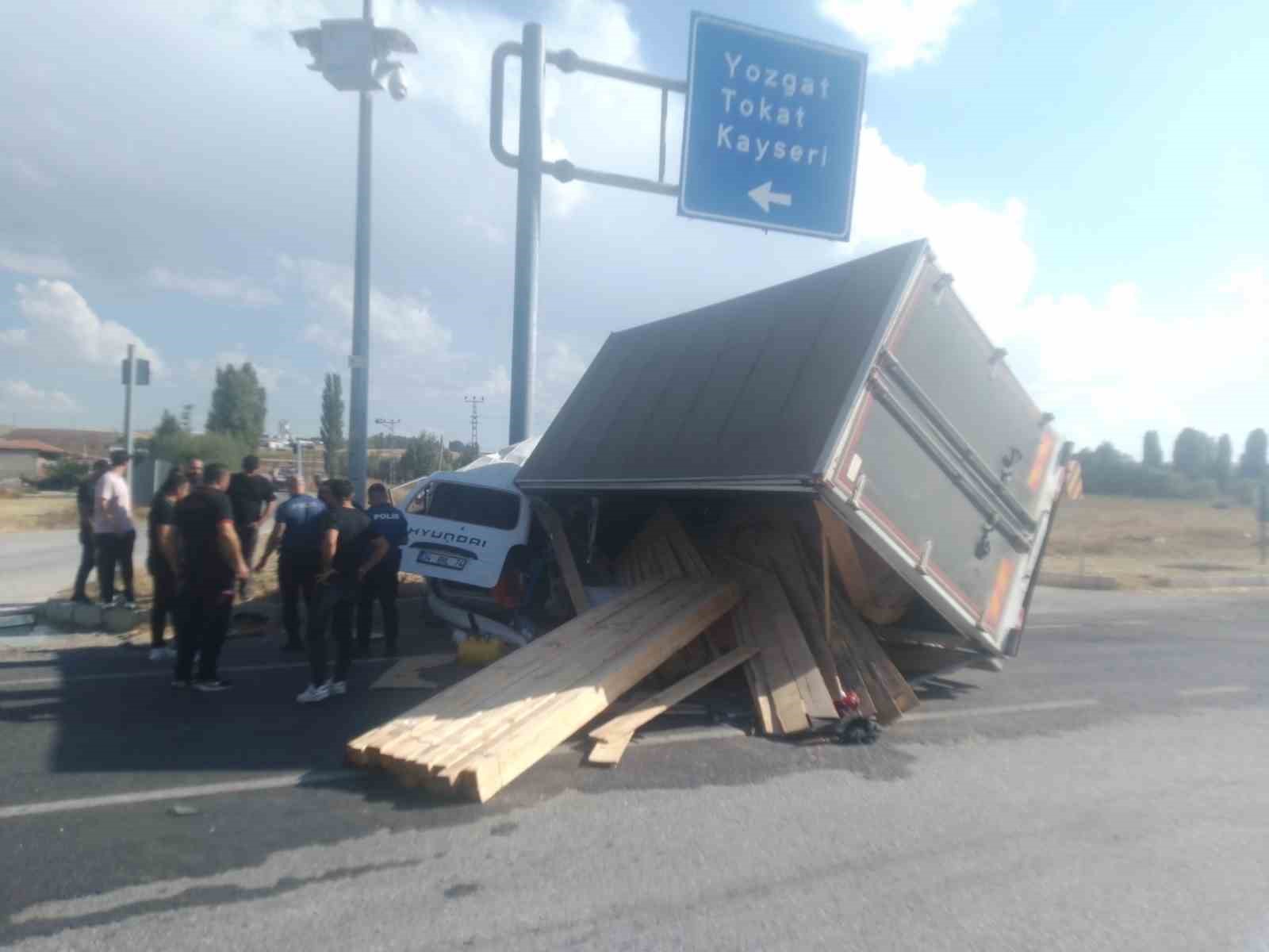&Ccedil;orum&rsquo;da minib&uuml;s ile kamyonet &ccedil;arpıştı: 5 yaralı
