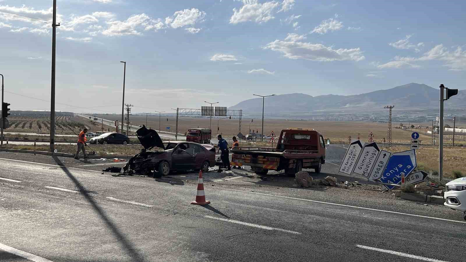 Niğde&rsquo;de ref&uuml;je &ccedil;arpan otomobil alev aldı: 1 yaralı
