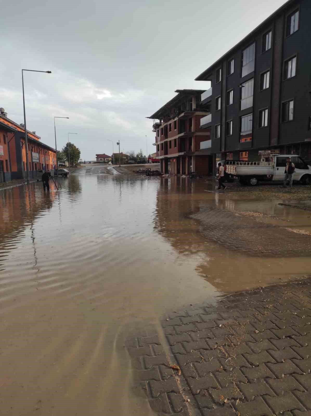 Eflani’de sağanak yolları göle çevirdi