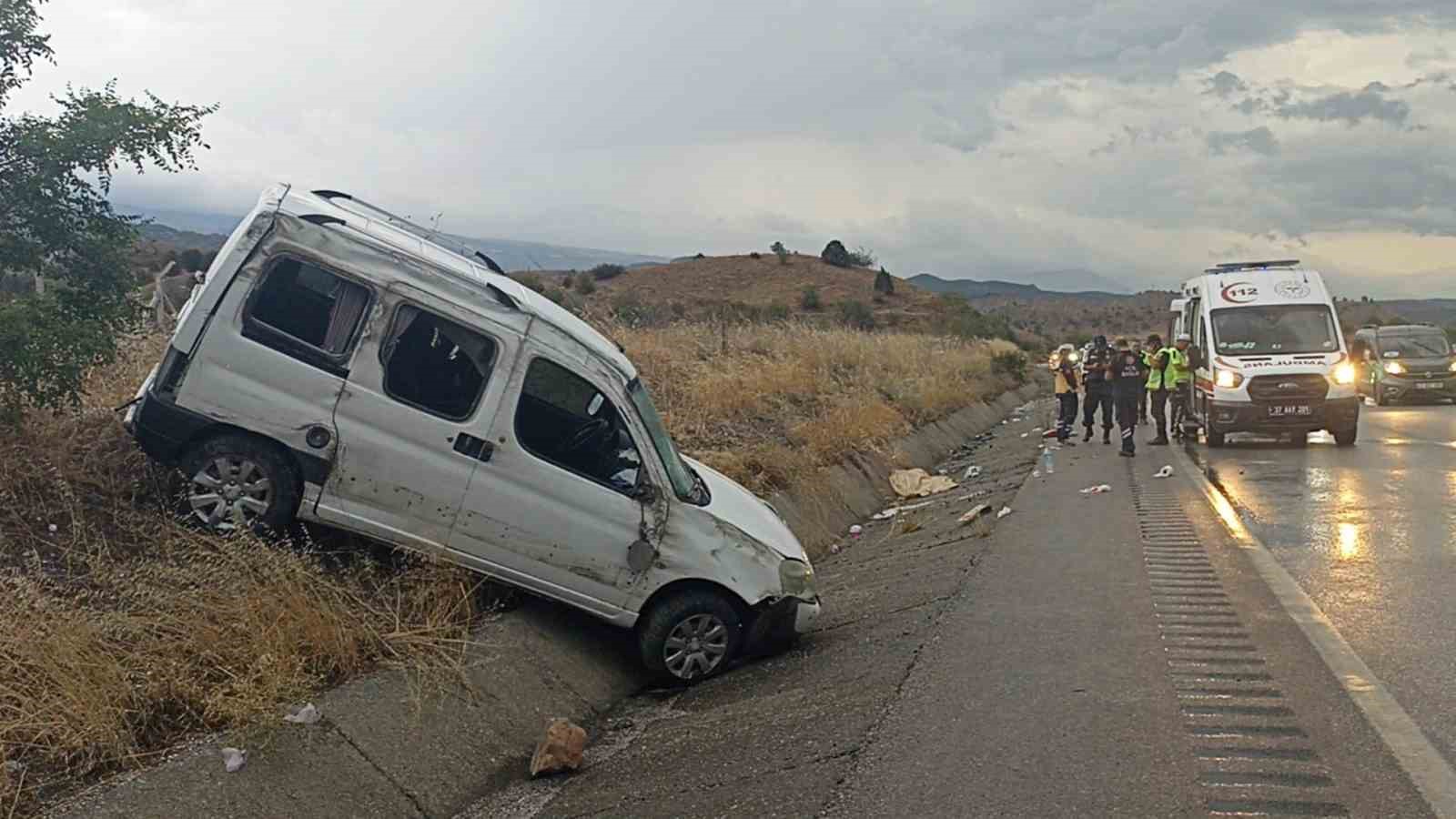 D-100’de hafif ticari araç refüje çarptı: 1 ölü, 4 yaralı