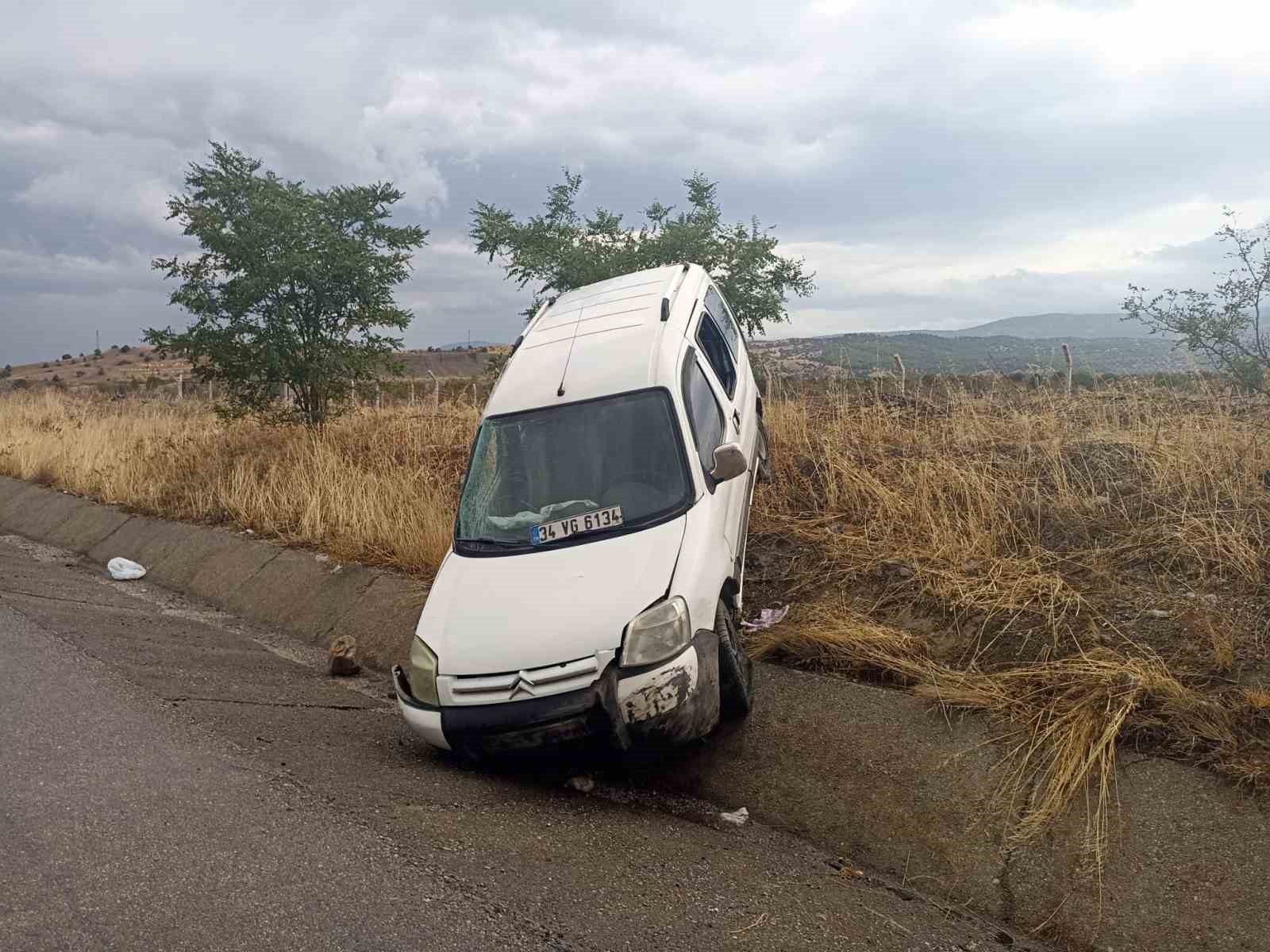 D-100&rsquo;de hafif ticari ara&ccedil; ref&uuml;je &ccedil;arptı: 1 &ouml;l&uuml;, 4 yaralı
