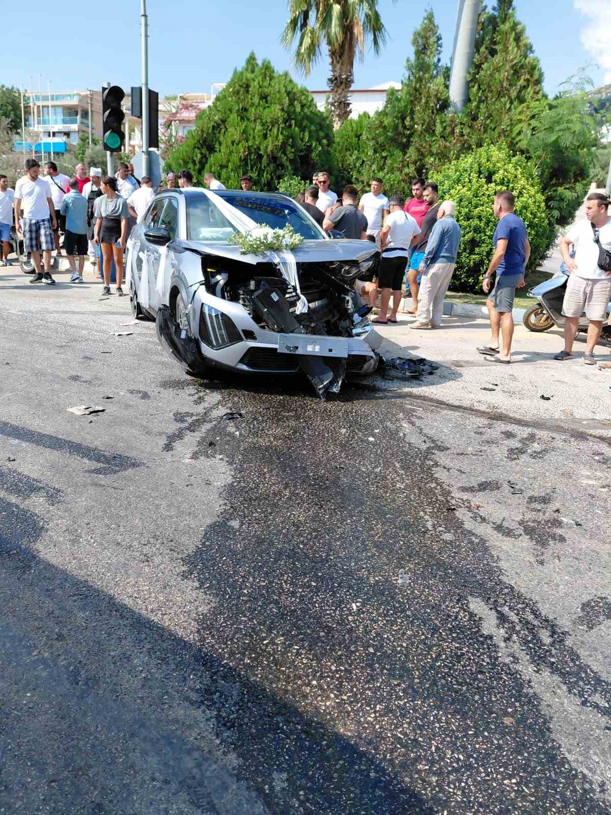 Kırmızı ışık ihlali yapan araç, gelin arabasıyla çarpıştı: 1 yaralı