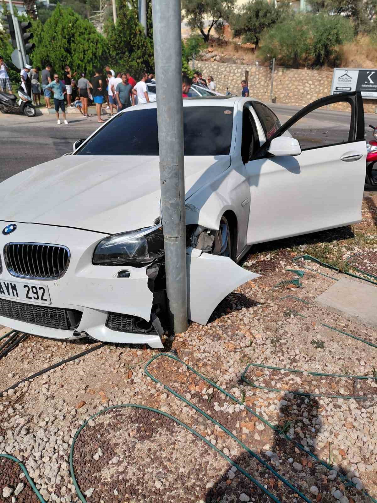 Kırmızı ışık ihlali yapan ara&ccedil;, gelin arabasıyla &ccedil;arpıştı: 1 yaralı
