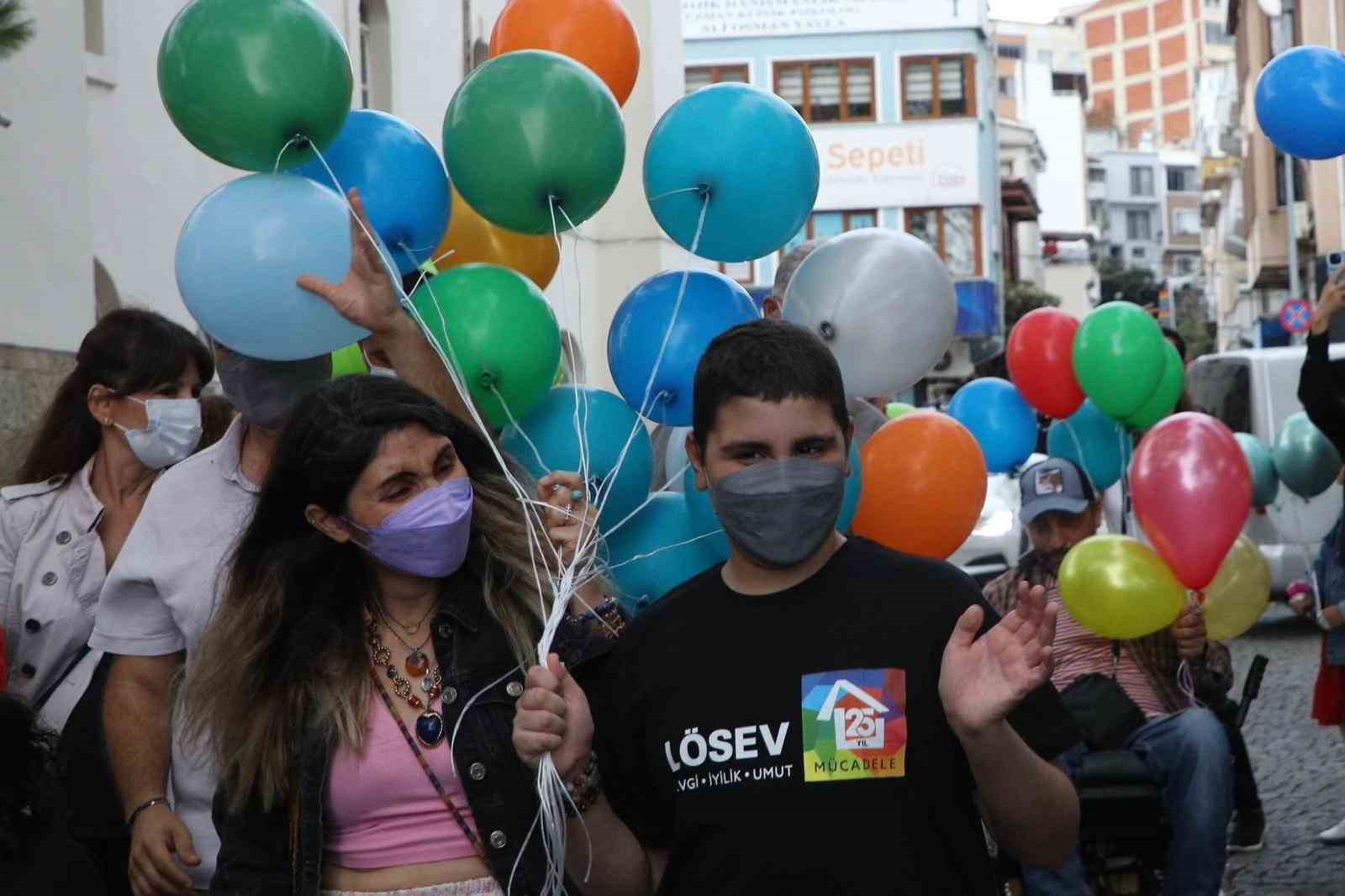 L&ouml;semiyi yenen 11 yaşındaki Ali Demir i&ccedil;in binlerce balon g&ouml;ğe y&uuml;kseldi
