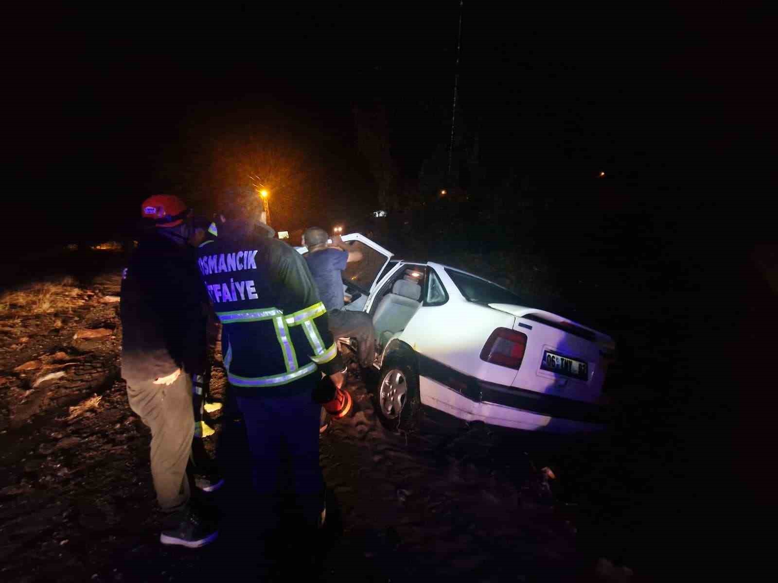 Sağanak sonrası çamura saplanan araç mahsur kaldı