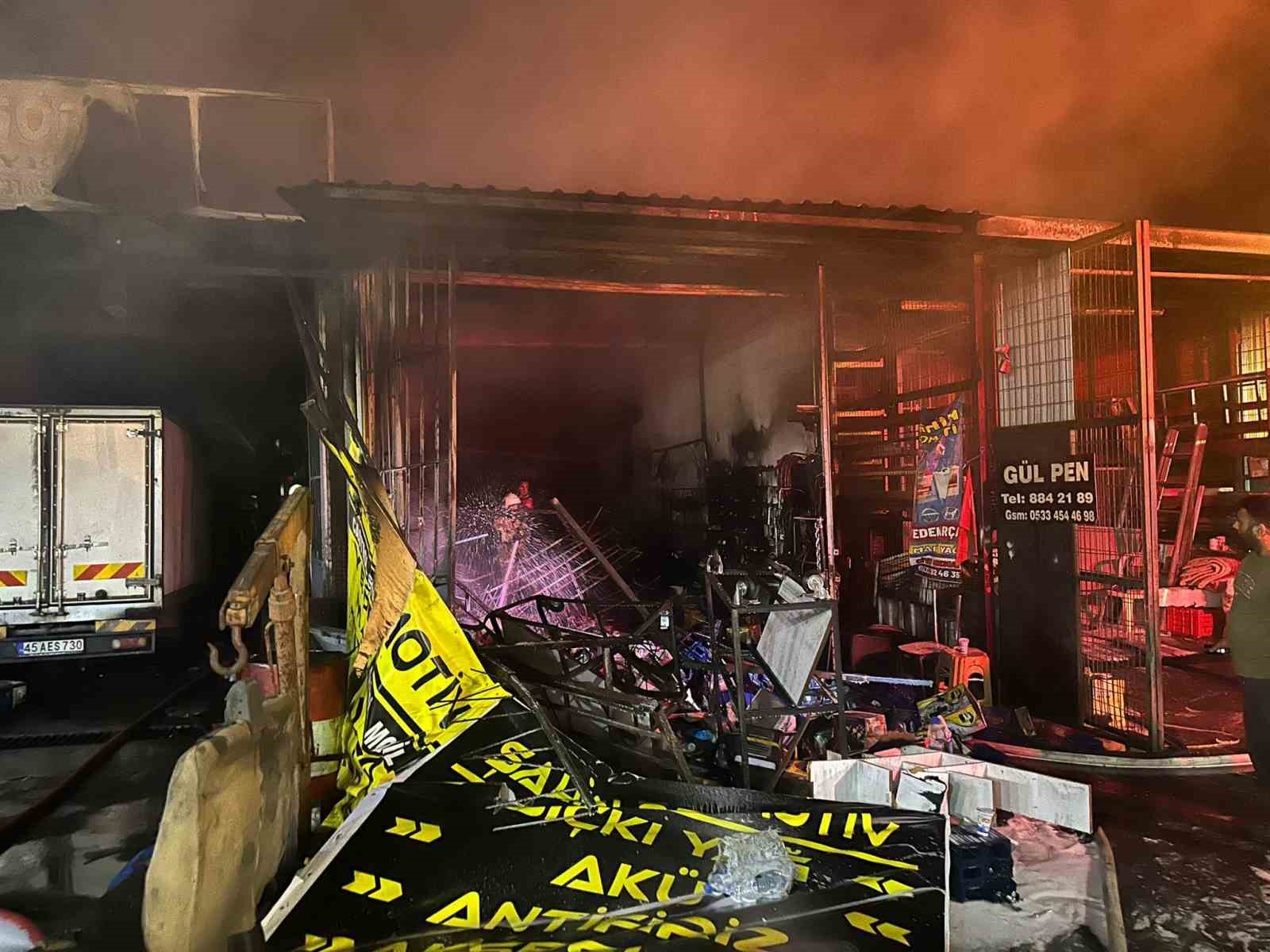 İzmir’de sanayi sitesinde yangın: 3 iş yeri kül oldu