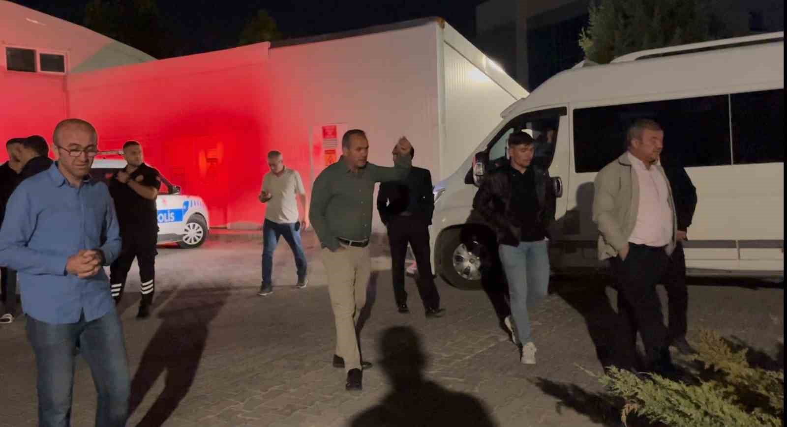 Ambulansı kilometrelerce kovalayıp sıkıştırdılar, başhekimlik bahçesine 1 minibüs adam çağırdılar