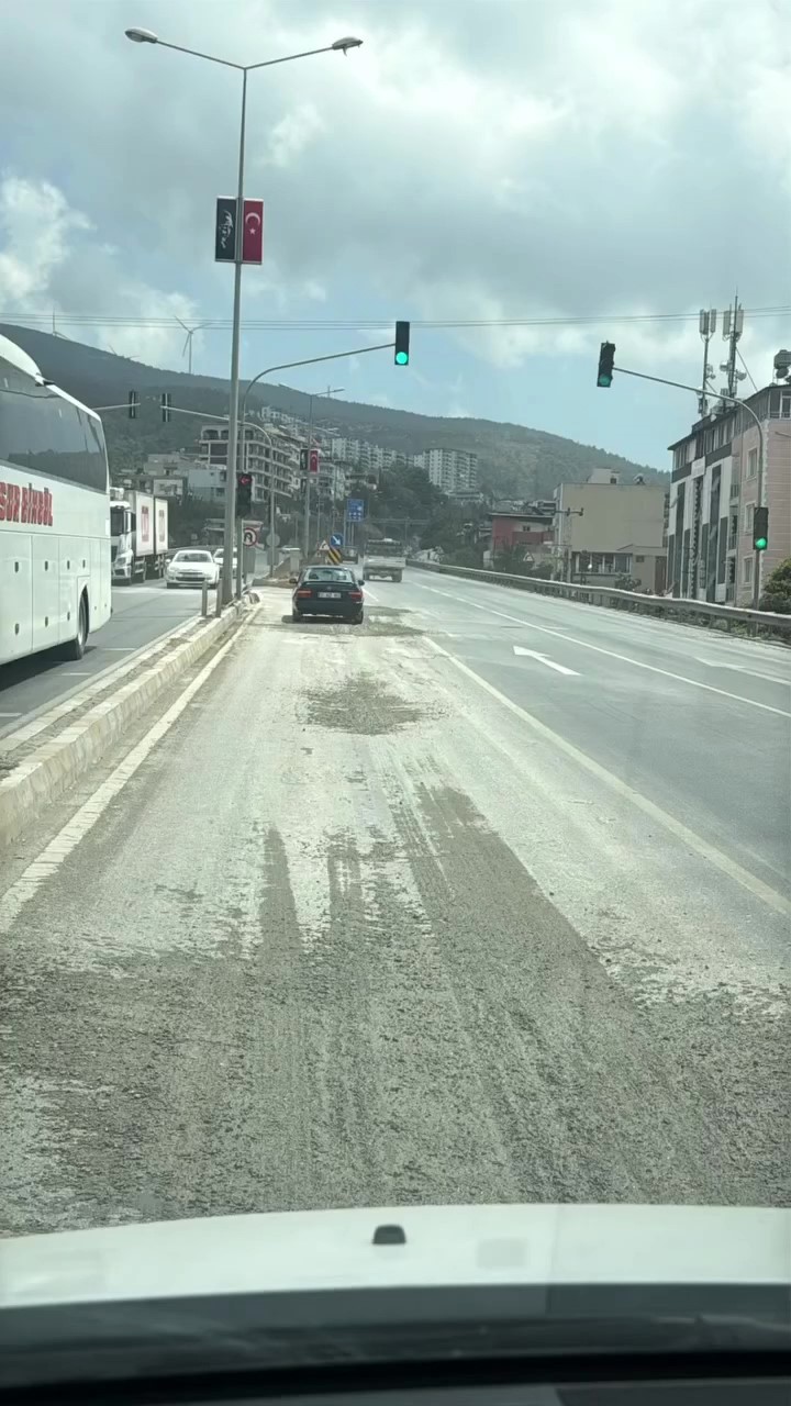 Seyir halindeki mikser, dönüş esnasında yolu betonla kapladı
