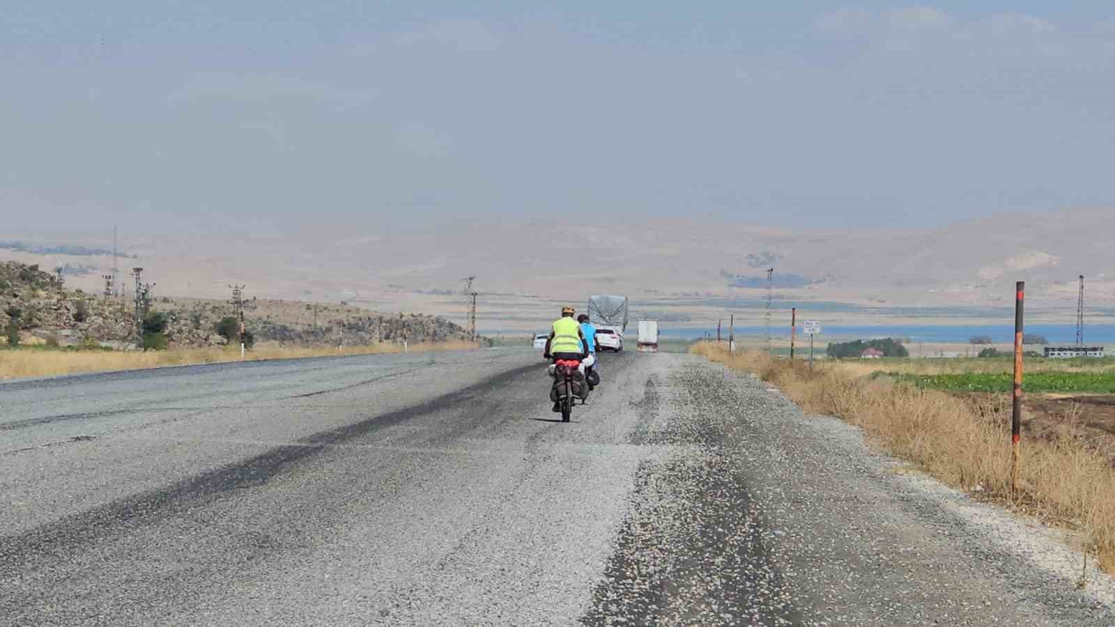 Bisikletseverlerden Van Gölü’ne büyük ilgi

