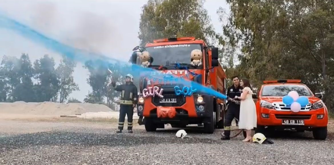 İtfaiye erinden sıra dışı cinsiyet belirleme s&uuml;rprizi
