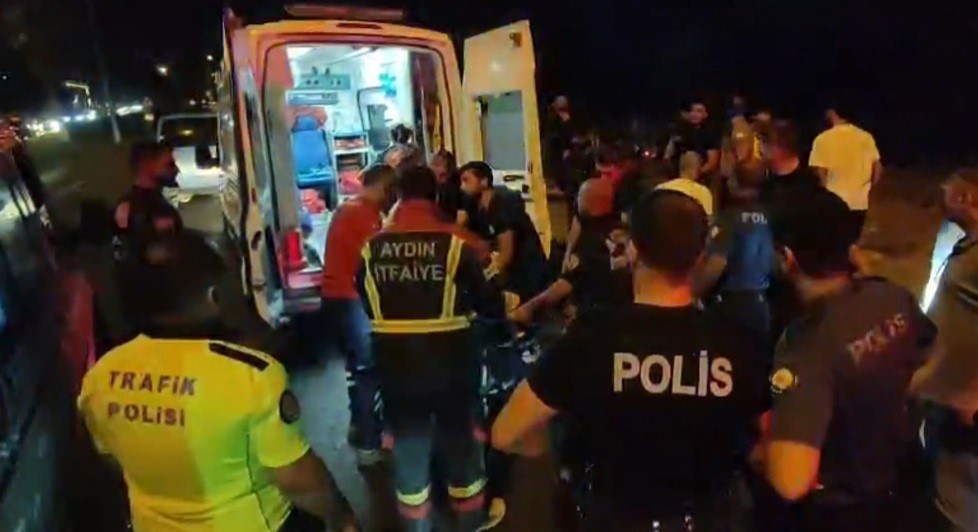 Kontrolden çıkan otomobil kamyonetlere çarptı: 3 yaralı
