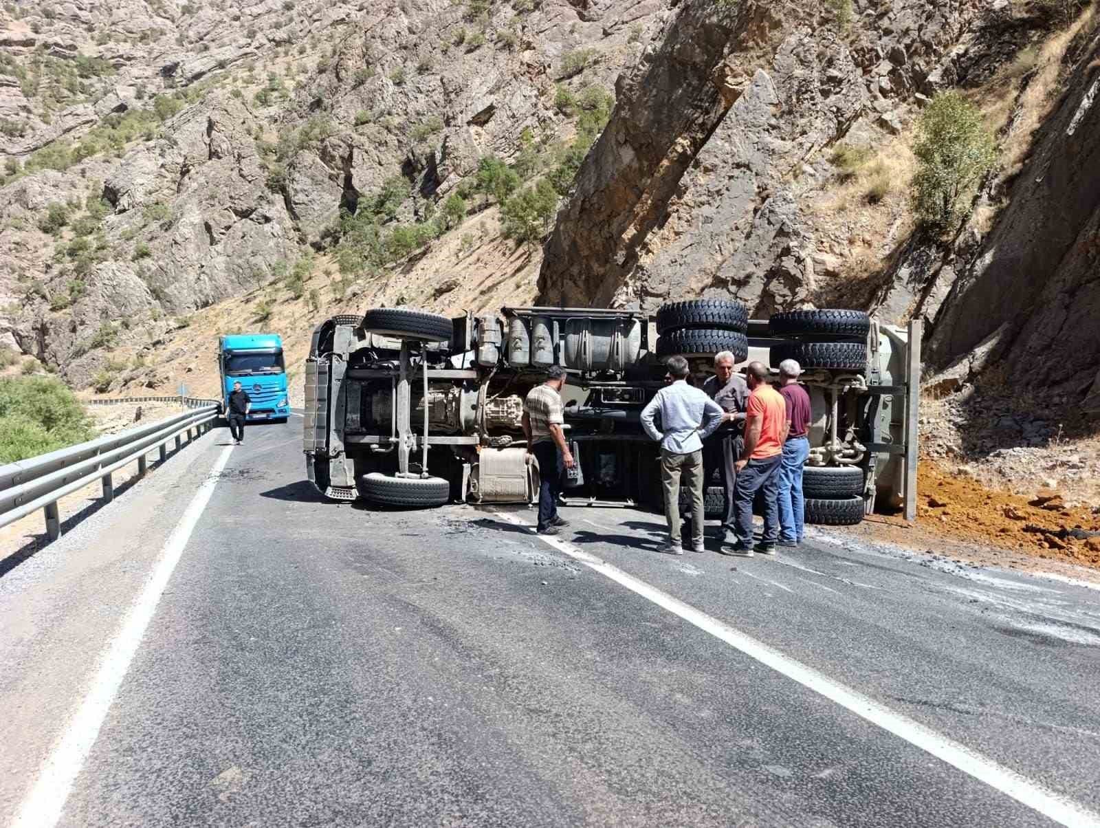Hakkari’de maden yüklü kamyon devrildi:1 yaralı
