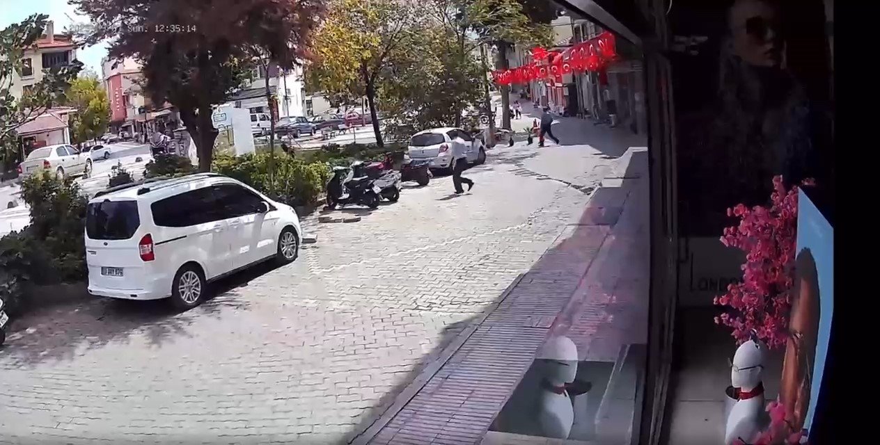 Balıkesir’de yaşanan deprem anı saniye saniye güvenlik kamerasına yansıdı
