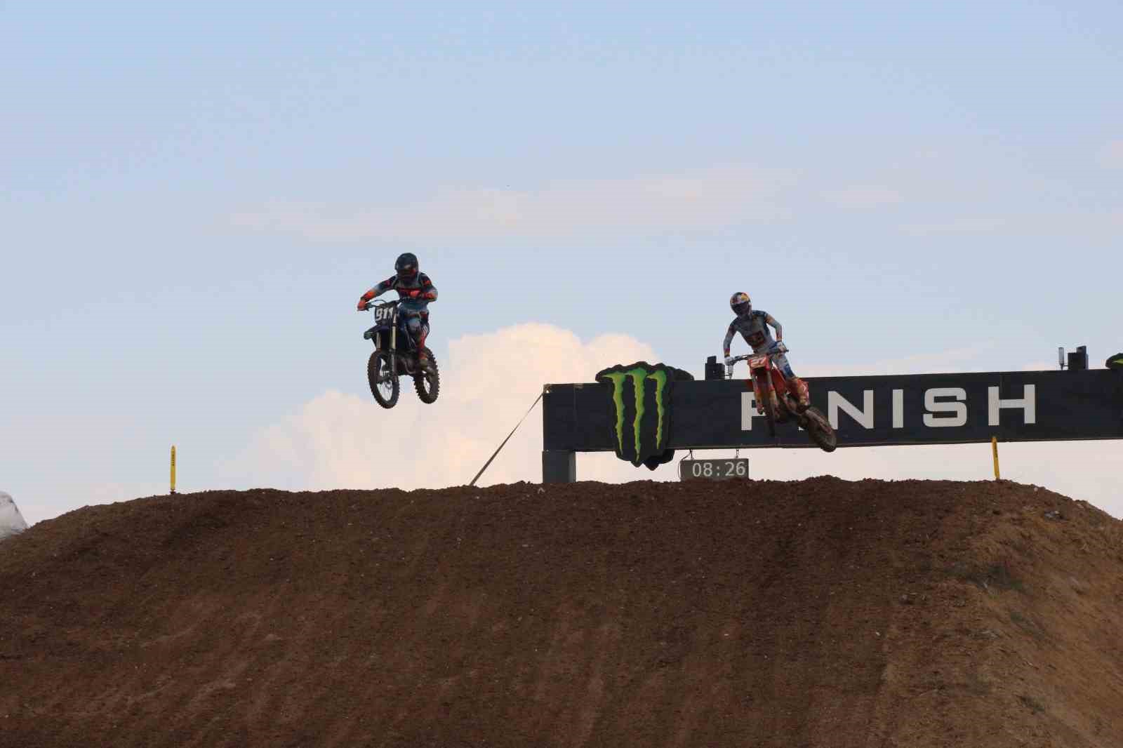 MX2 Dünya Gençler Motokros Şampiyonası final 2. yarışında şampiyon Langenfelder Simon
