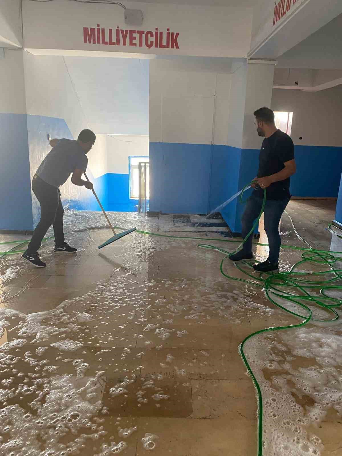 Dicle’de öğretmenler görev yaptıkları okulu temizledi