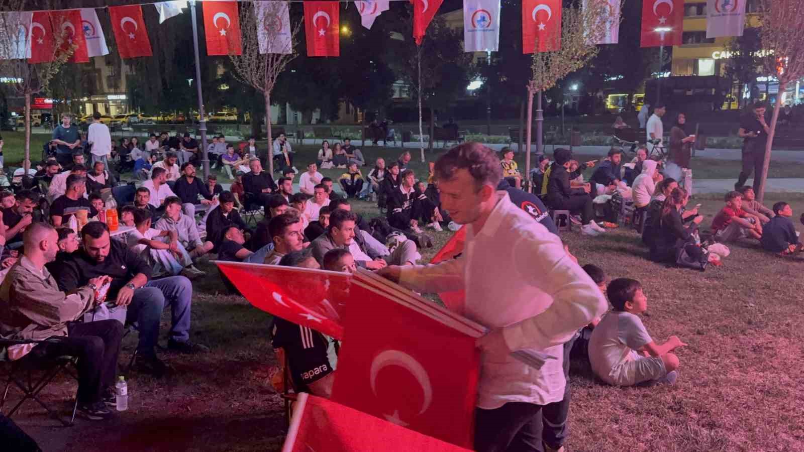 Düzceliler, İspanya maçı için tek yürek oldu
