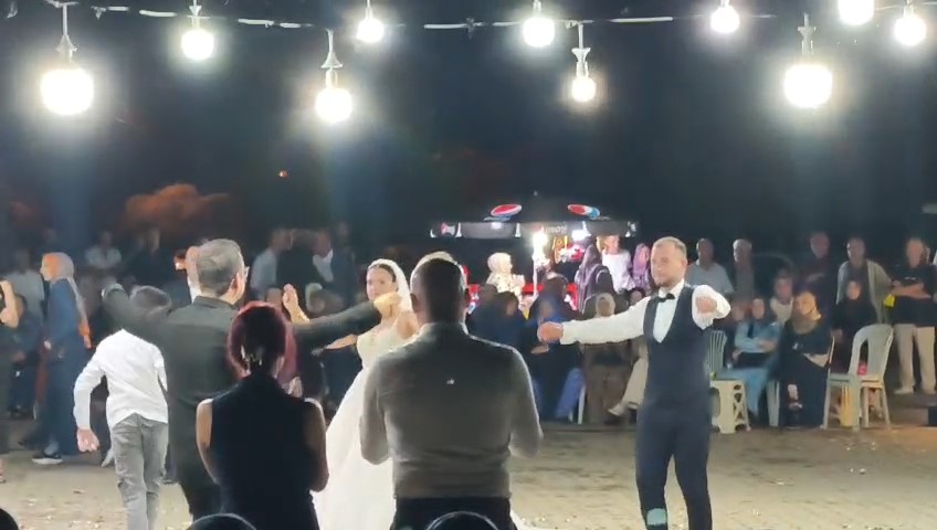 D&uuml;ğ&uuml;n fotoğrafını damadın iş yerinde sıcak asfalt d&ouml;k&uuml;l&uuml;rken &ccedil;ekildiler
