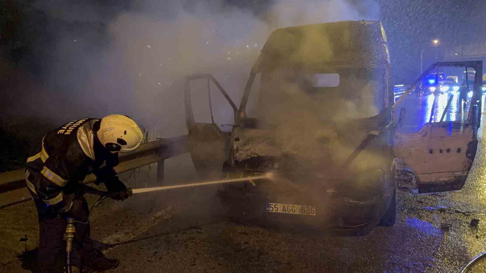 Samsun&rsquo;da minib&uuml;s alev alev yandı
