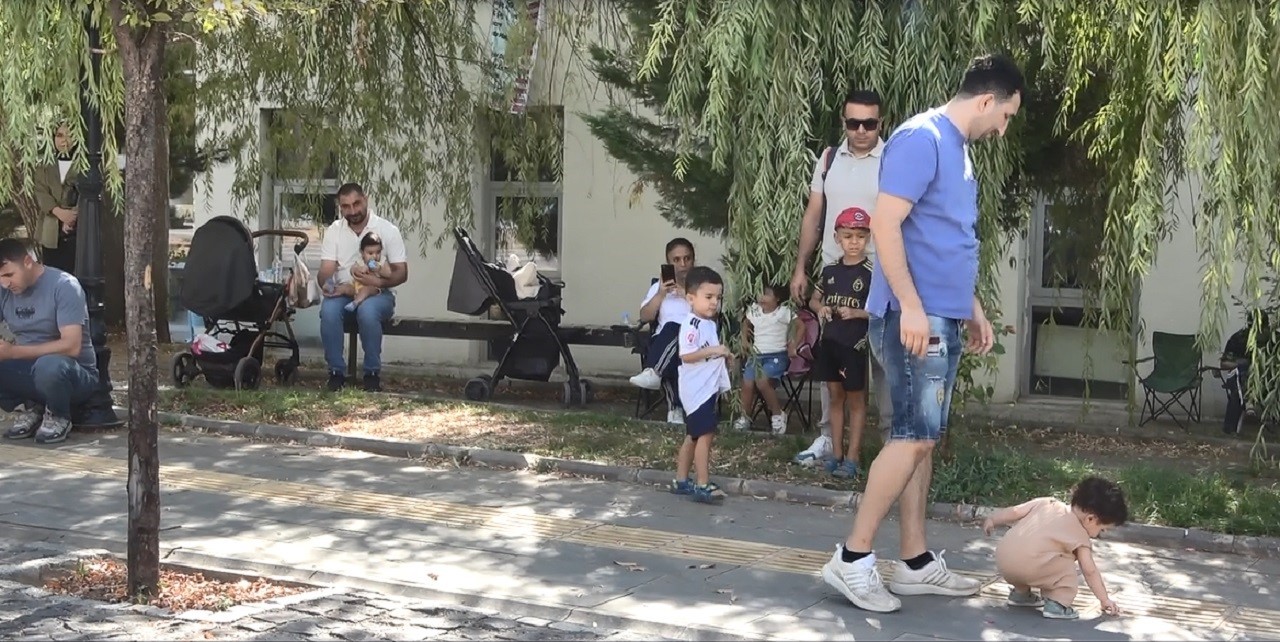 Anne ve babaları i&ccedil;eride ter d&ouml;kerken &ccedil;ocuklar dışarıda bekledi
