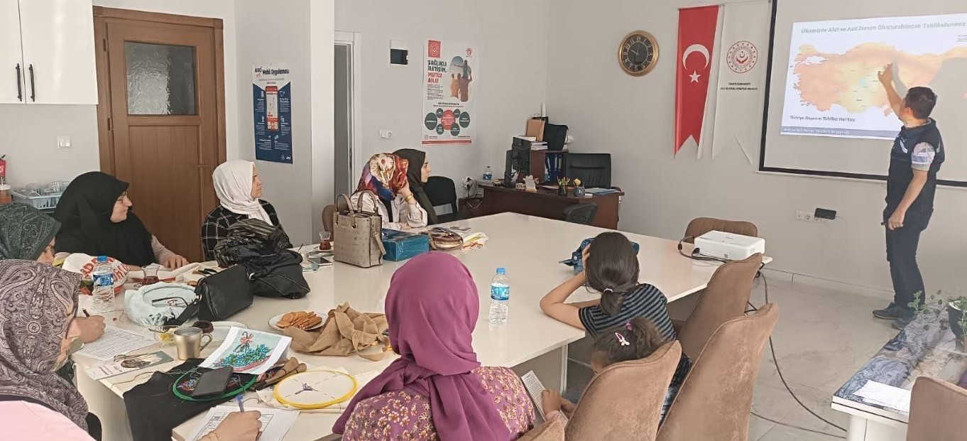 Bayburt&rsquo;ta ADEM eğitmenlerine ve kursiyerlerine &lsquo;Afet Farkındalık Eğitimi&rsquo; verildi
