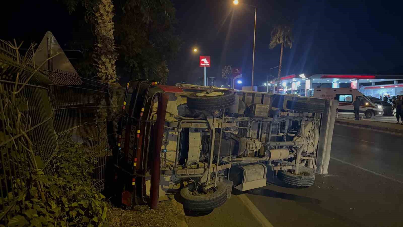 Gazipaşa&rsquo;da devrilen kamyonetin s&uuml;r&uuml;c&uuml;s&uuml; ve eşi yaralandı
