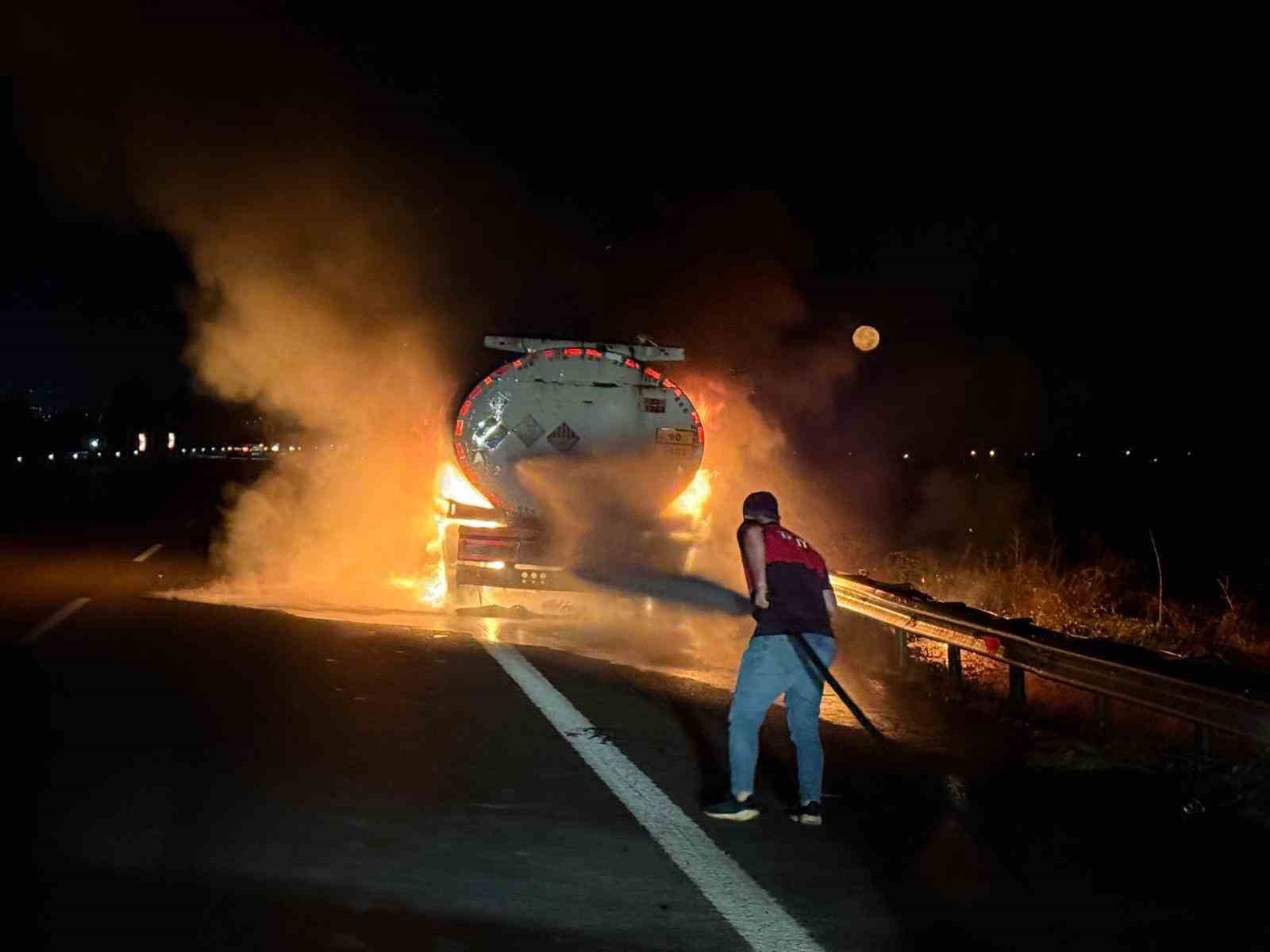 Osmaniye&rsquo;de akaryakıt y&uuml;kl&uuml; tanker alev aldı
