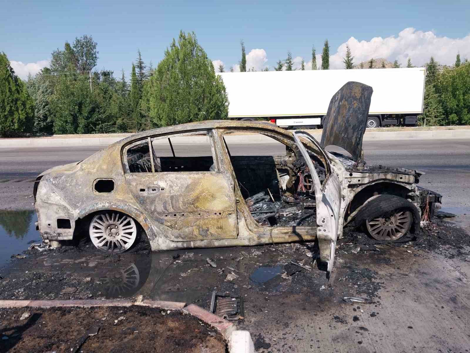 Burdur-Antalya kara yolunda otomobil yandı