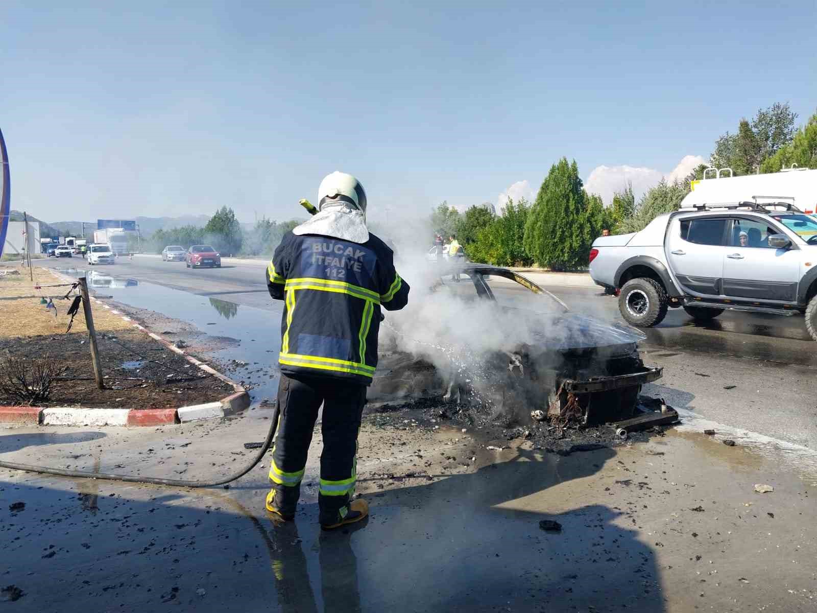 Burdur-Antalya kara yolunda otomobil yandı
