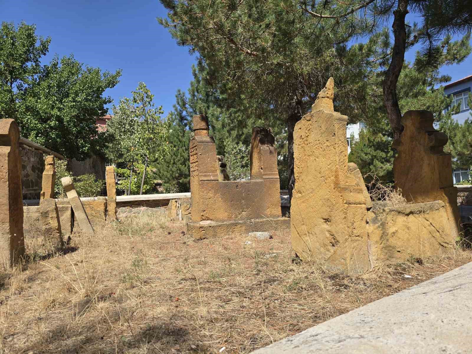 2 asırlık cami, s&uuml;slemeleriyle dikkat &ccedil;ekiyor
