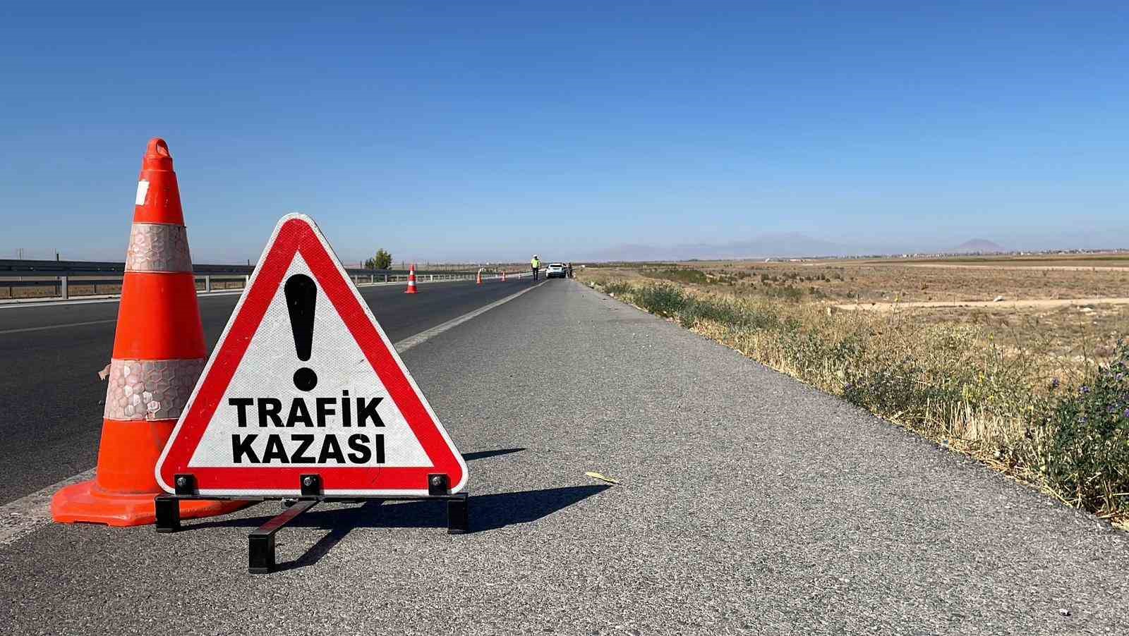 Karaman’da bariyerlere çarpan otomobildeki 3 kişilik aile ölümden döndü