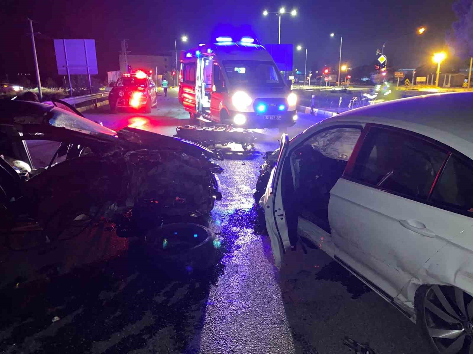 Isparta-Eğirdir kara yolunda otomobiller çarpıştı: 2 yaralı