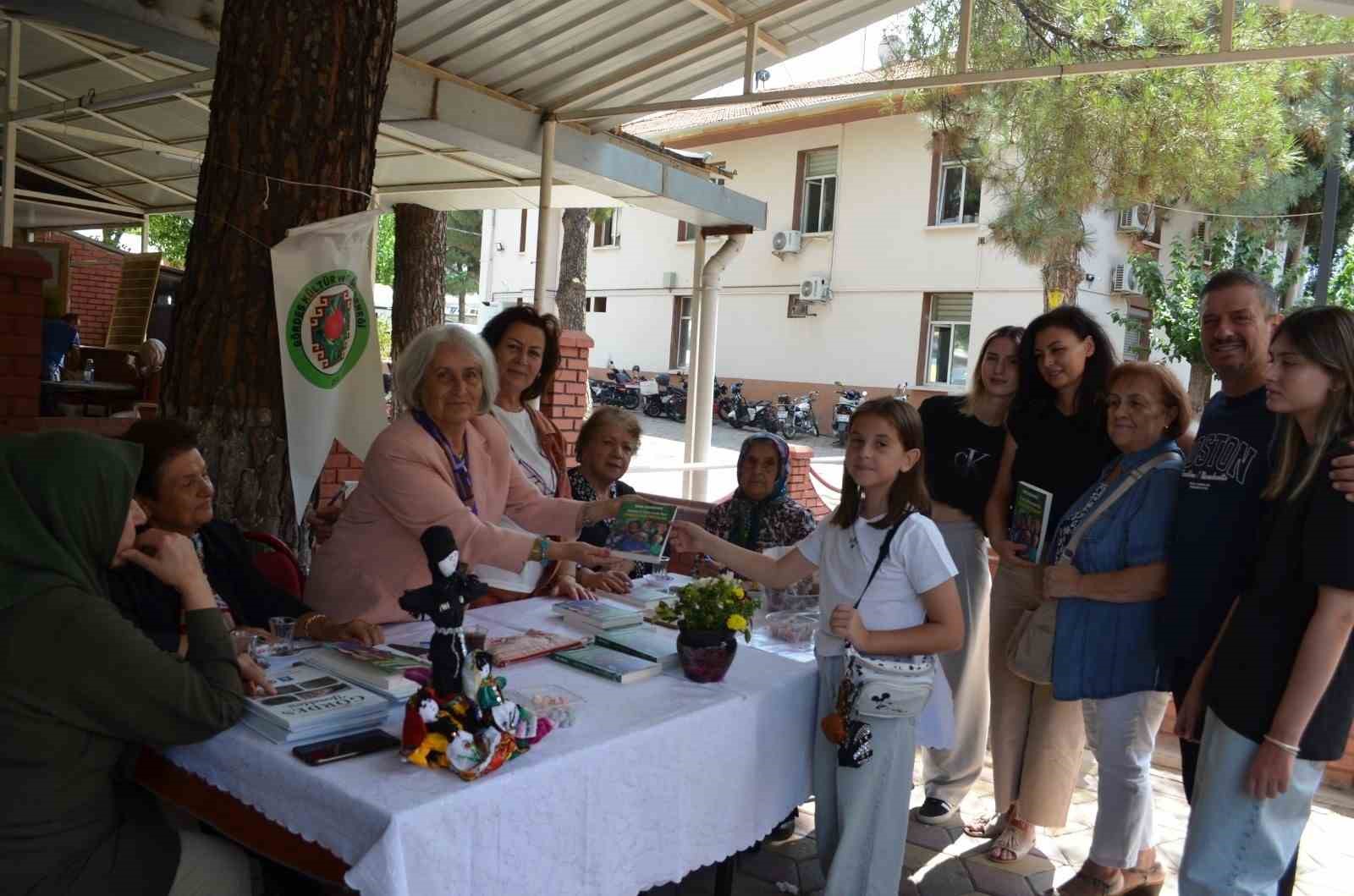 Yazar Emine Ataman Ko&ccedil;&rsquo;un imza t&ouml;renine yoğun ilgi
