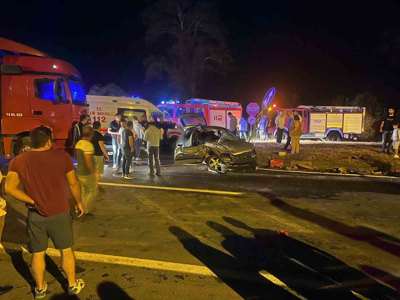 Civciv taşıyan tıra otomobil &ccedil;arptı; 6 yaralı
