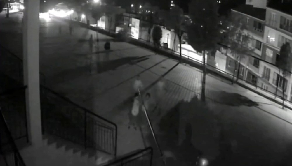 Bayrak direği devrildi, çocuklar bayrağı Atatürk büstüne astı