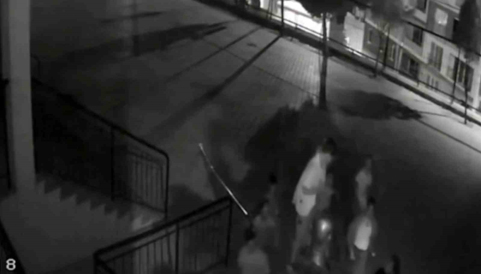 Bayrak direği devrildi, çocuklar bayrağı Atatürk büstüne astı