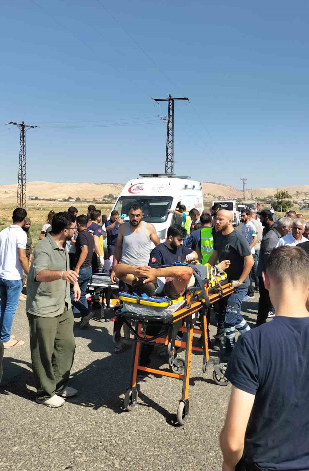 Mardin’de hafif ticari araç ile motosiklet çarpıştı: 4 yaralı