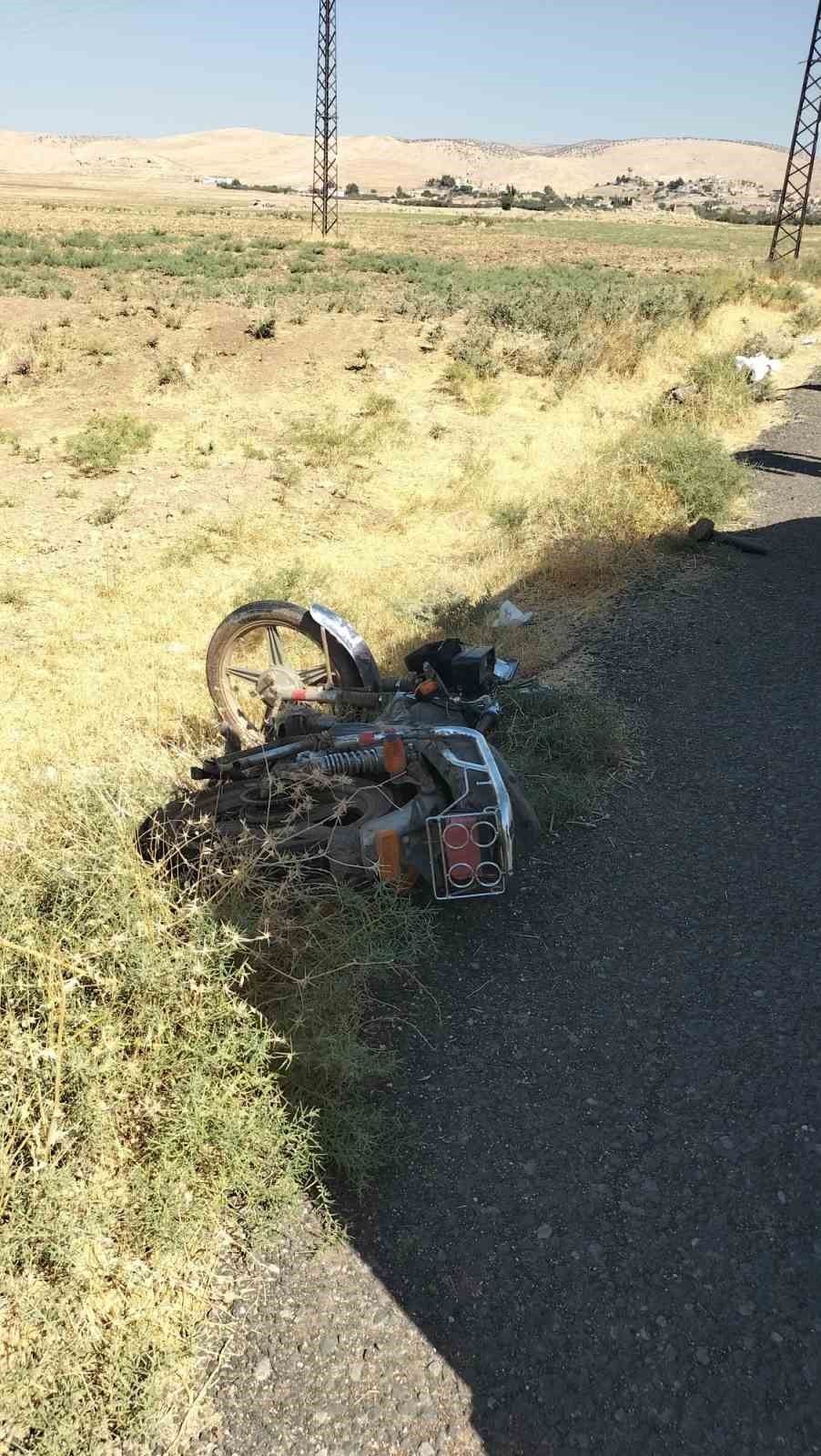 Mardin&rsquo;de hafif ticari ara&ccedil; ile motosiklet &ccedil;arpıştı: 4 yaralı
