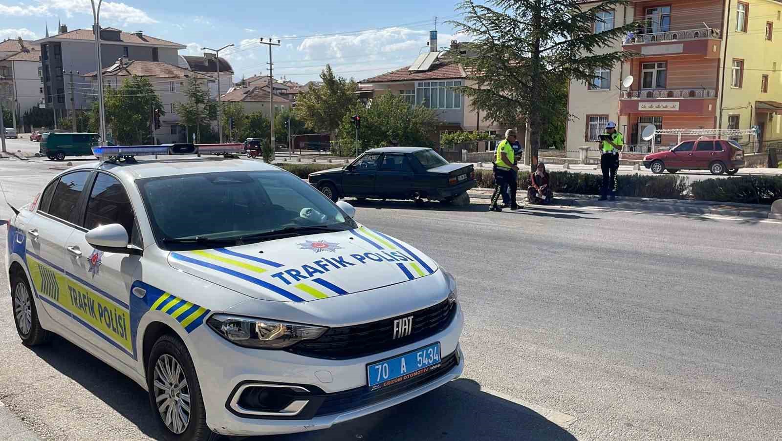 Karaman’da karşı şeride geçen otomobilin tekeri koptu