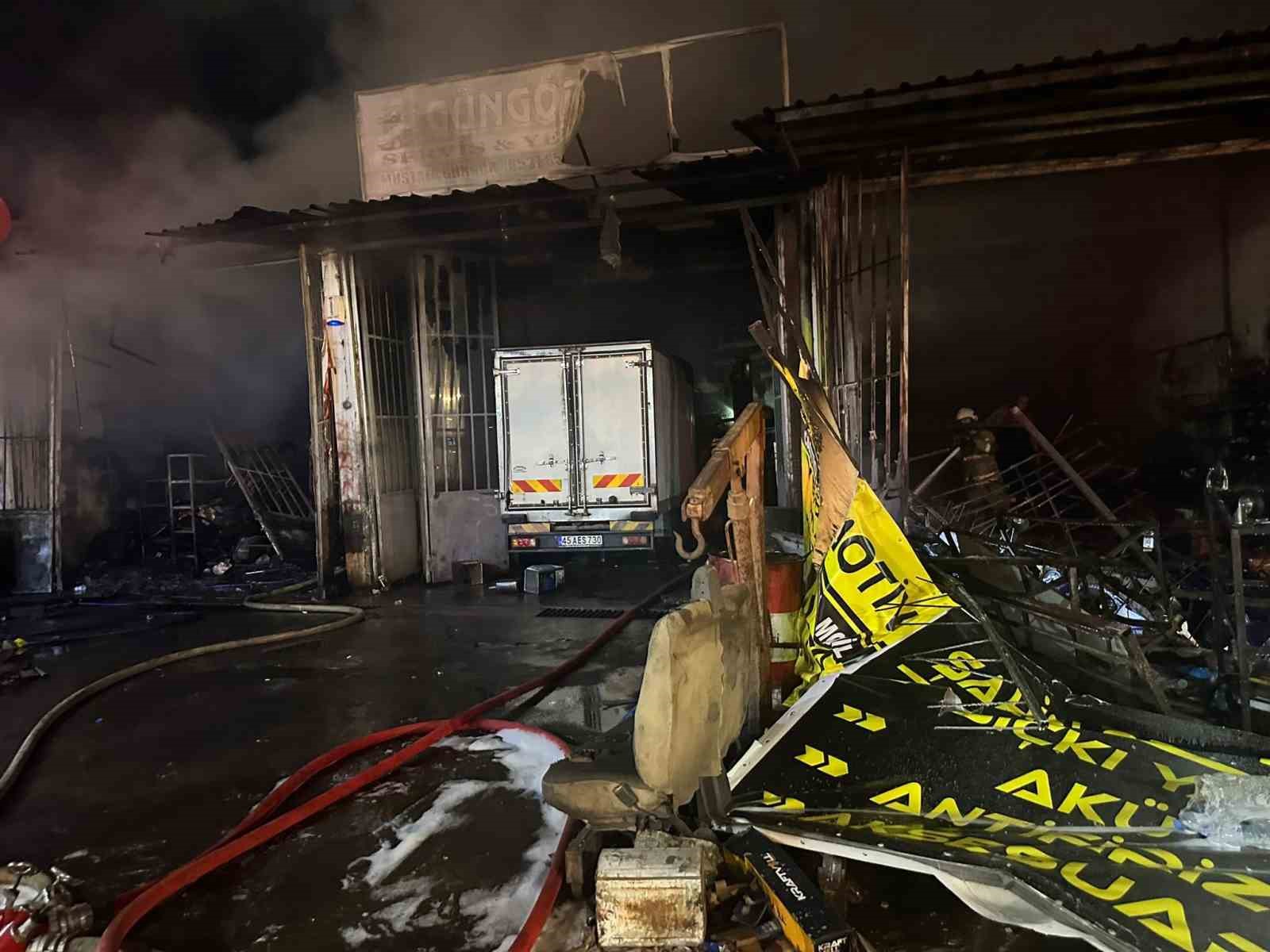 Sanayi sitesindeki yangında 7 iş yeri ve 3 ara&ccedil; yandı

