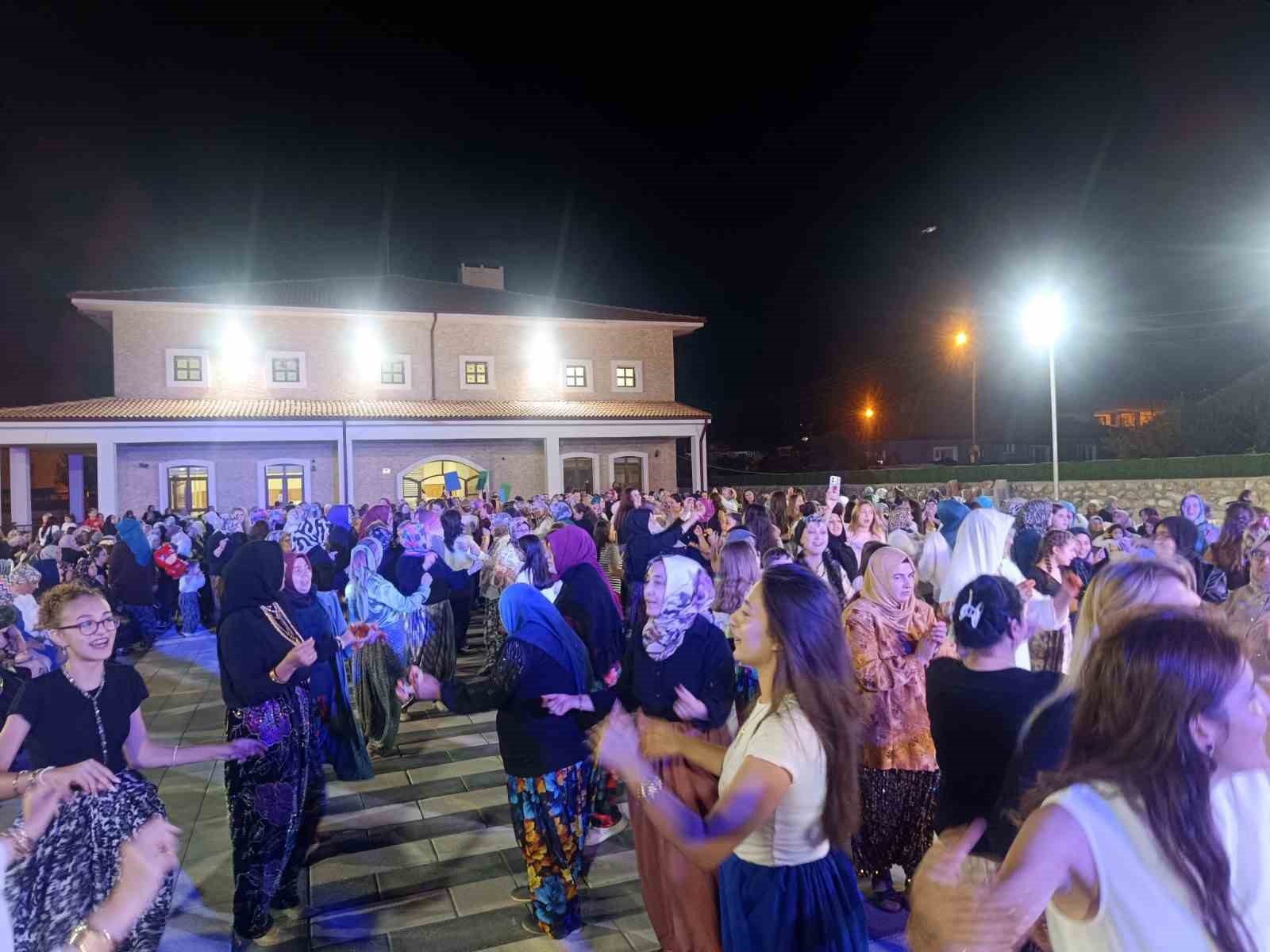 Bilecik’te bin 500 kadınla ilk ’şalvar gecesi’ coşkusu