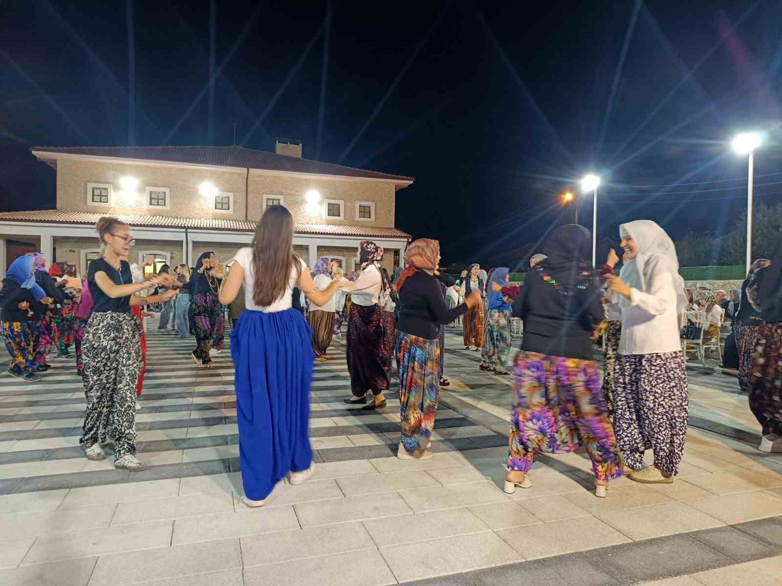 Bilecik&rsquo;te bin 500 kadınla ilk &rsquo;şalvar gecesi&rsquo; coşkusu
