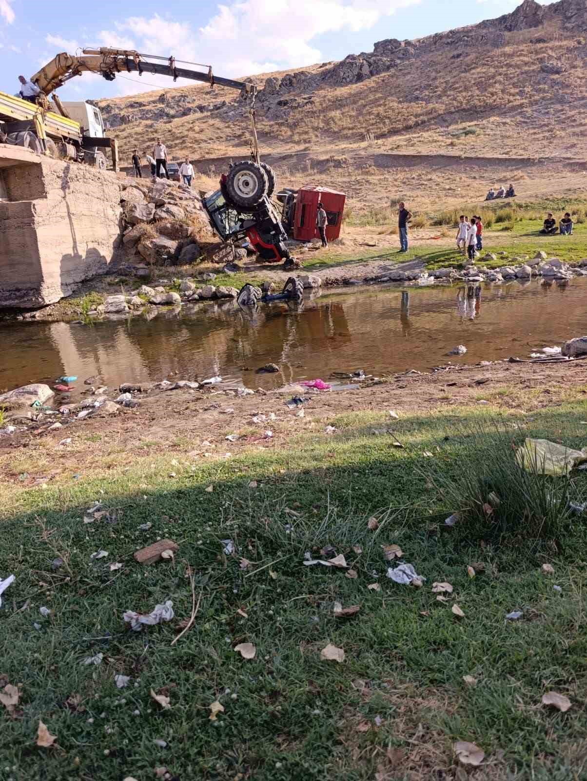 Patnos&rsquo;ta trakt&ouml;r dereye yuvarlandı
