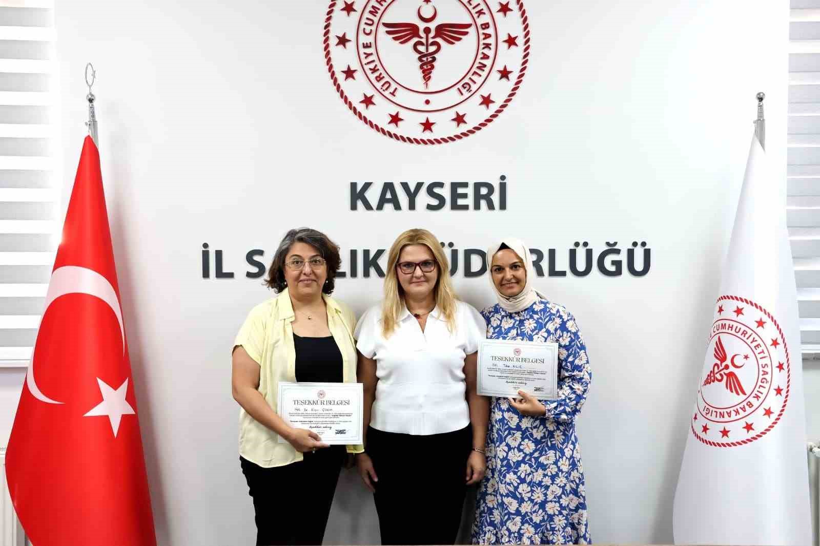 Obeziteyle m&uuml;cadelede başarılı aile hekimlerine teşekk&uuml;r belgesi
