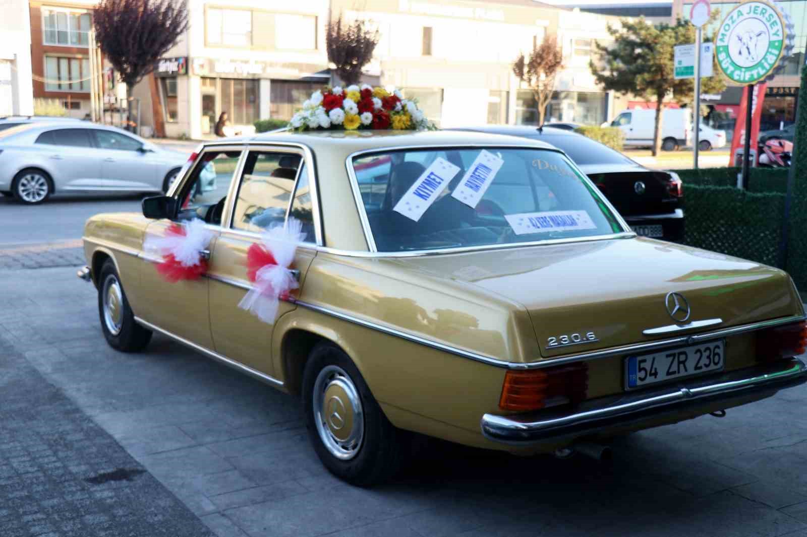 42 yıl &ouml;nceki gelin arabasıyla d&uuml;ğ&uuml;n g&uuml;n&uuml;ne yolculuk
