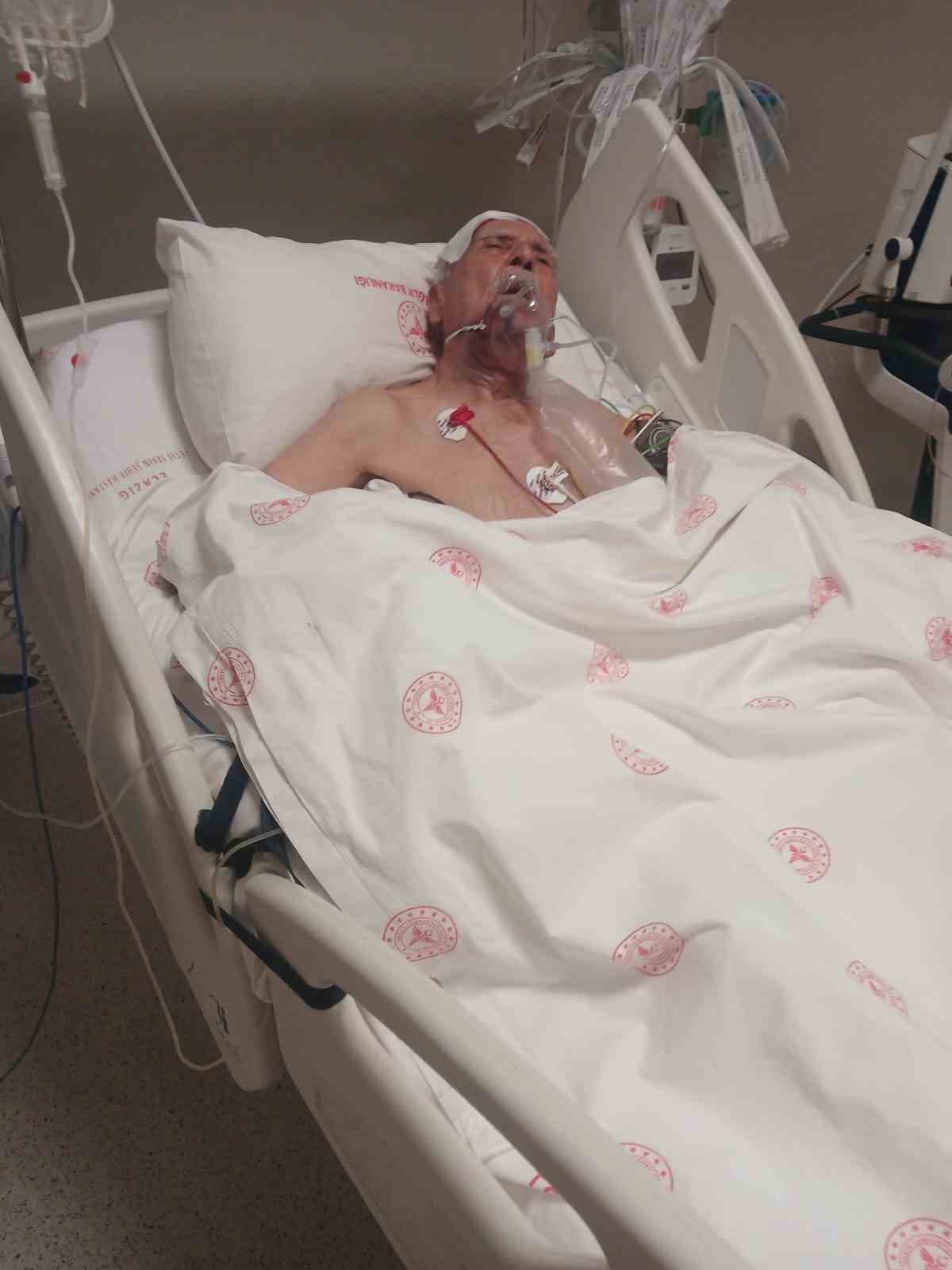 Yarım saat ara ile 2 otomobilin &ccedil;arptığı yaşlı adam hayatını kaybetti
