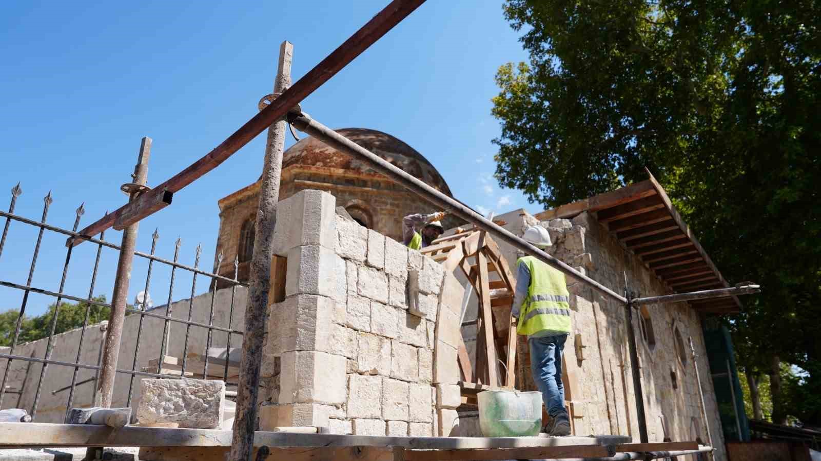 B&uuml;y&uuml;kşehir, 6 şubat depremlerinden etkilenen tarihi Boğazkesen Camii&rsquo;nin yaralarını sarıyor
