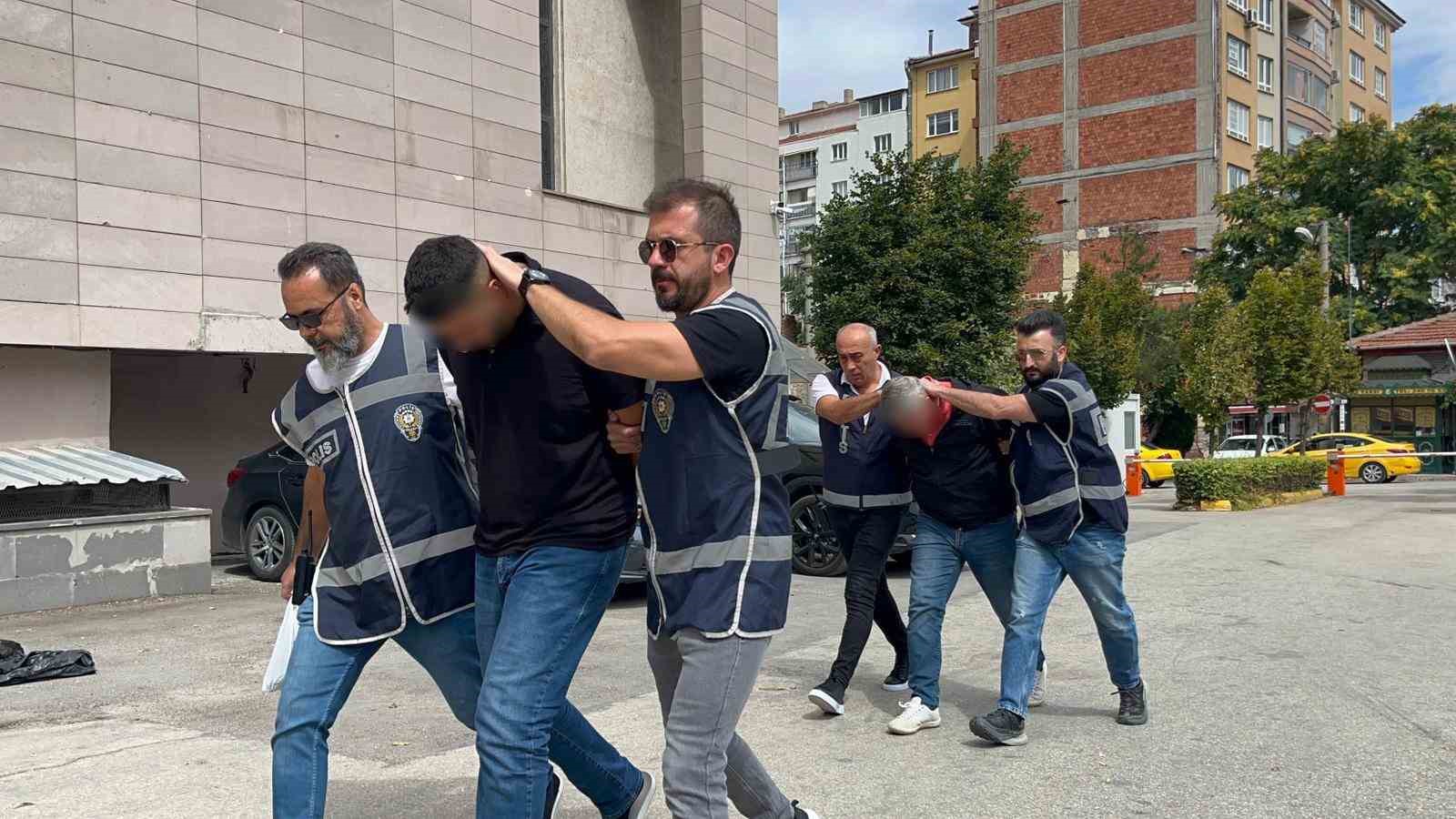 Ambulans kovalayan baba-oğul ters kelepçeli adliyeye sevk edildi